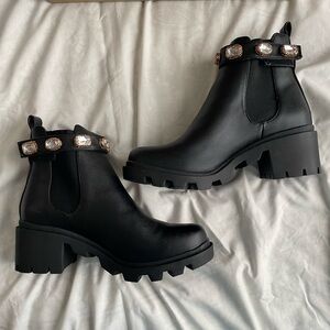 Steve Madden black amulet boot/booties